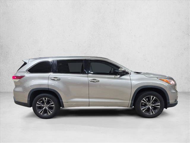 Used 2016 Toyota Highlander XLE FWD image 4
