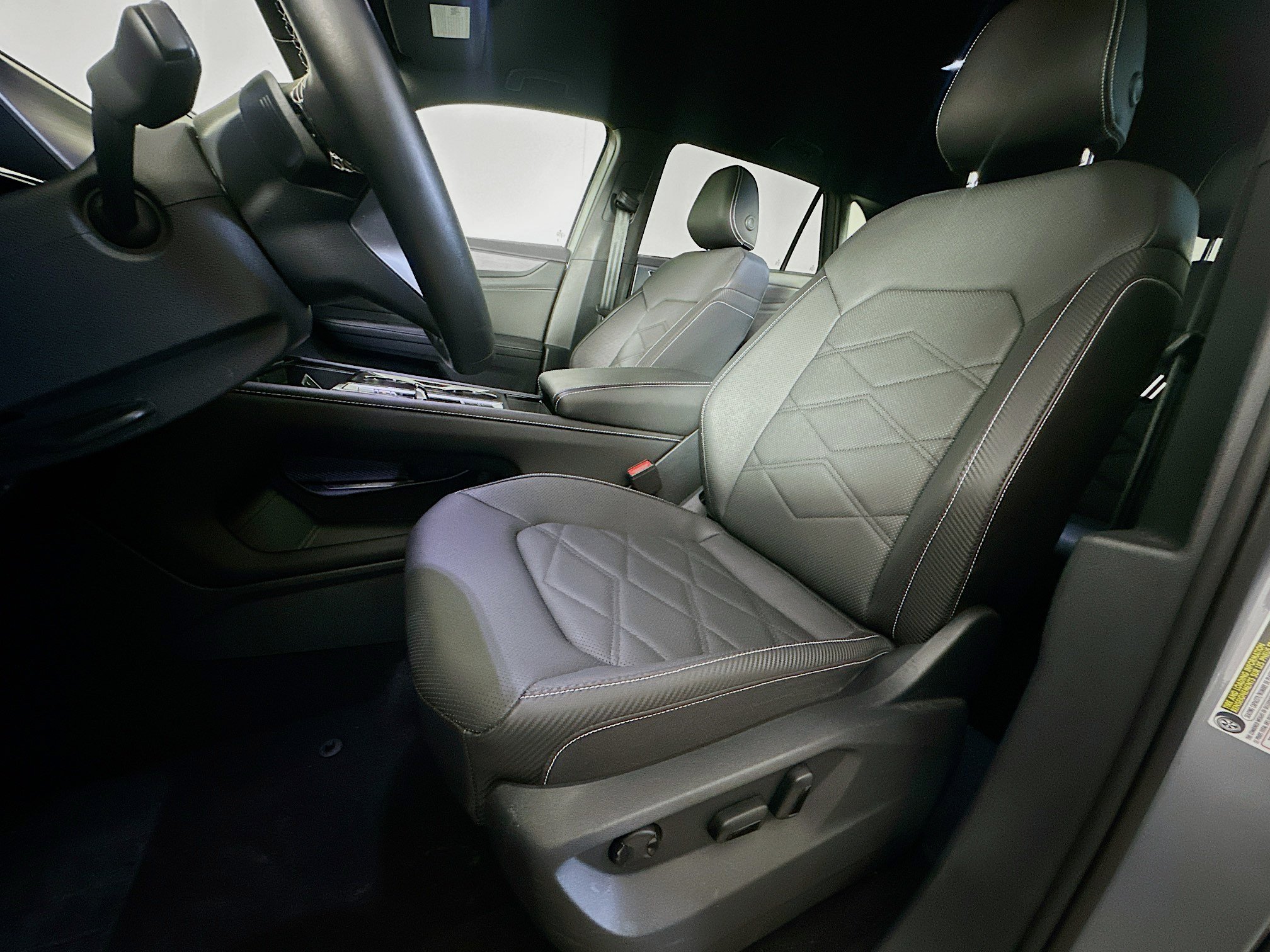 Used 2025 Volkswagen Atlas Cross Sport SE FWD image 13