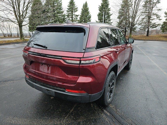 Used 2024 Jeep Grand Cherokee Altitude image 6