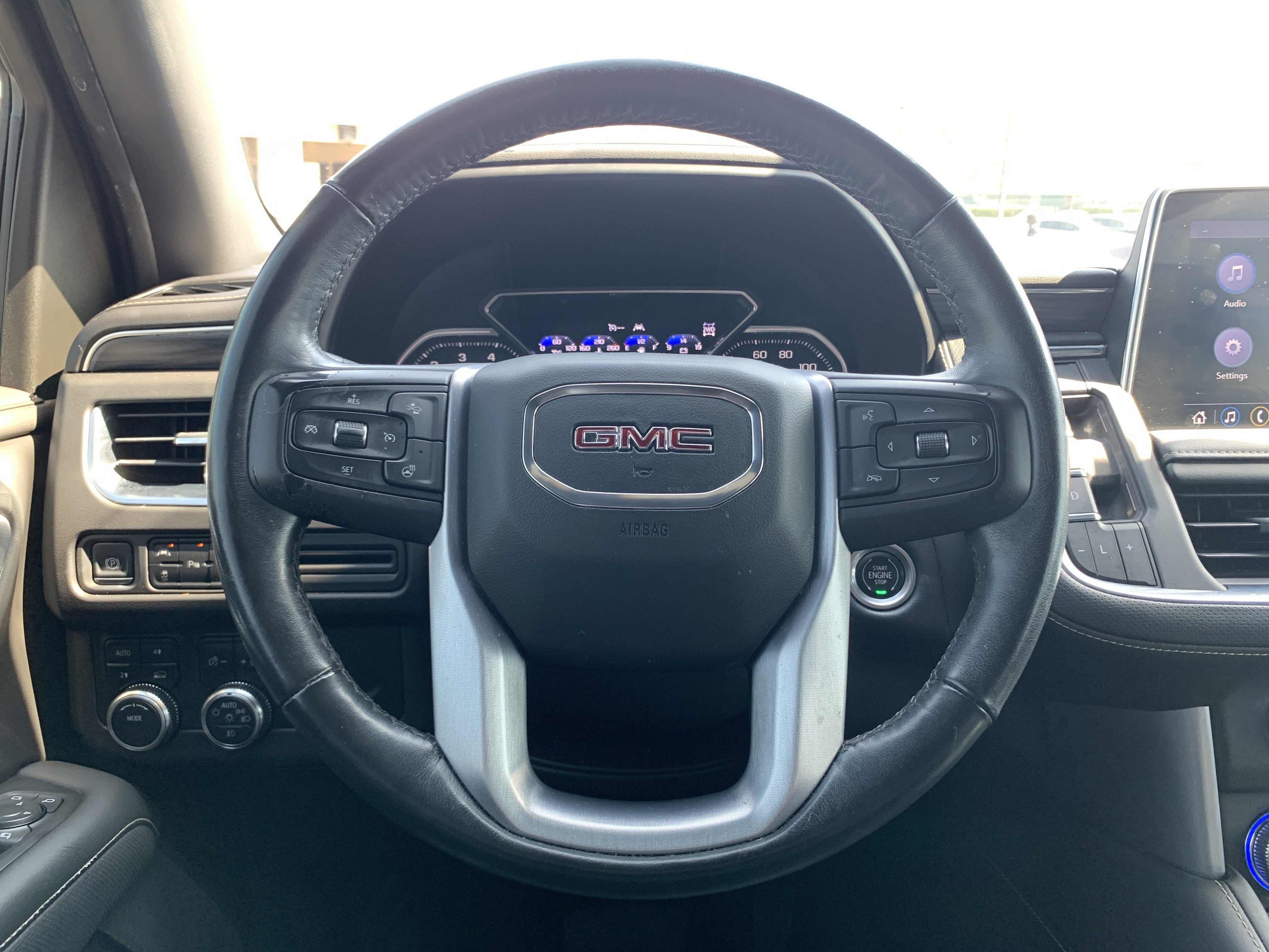 Used 2021 GMC Yukon XL SLT w/ SLT Premium Package image 18