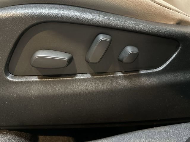 Used 2023 Cadillac XT4 Luxury w/ Cold Weather Package image 17