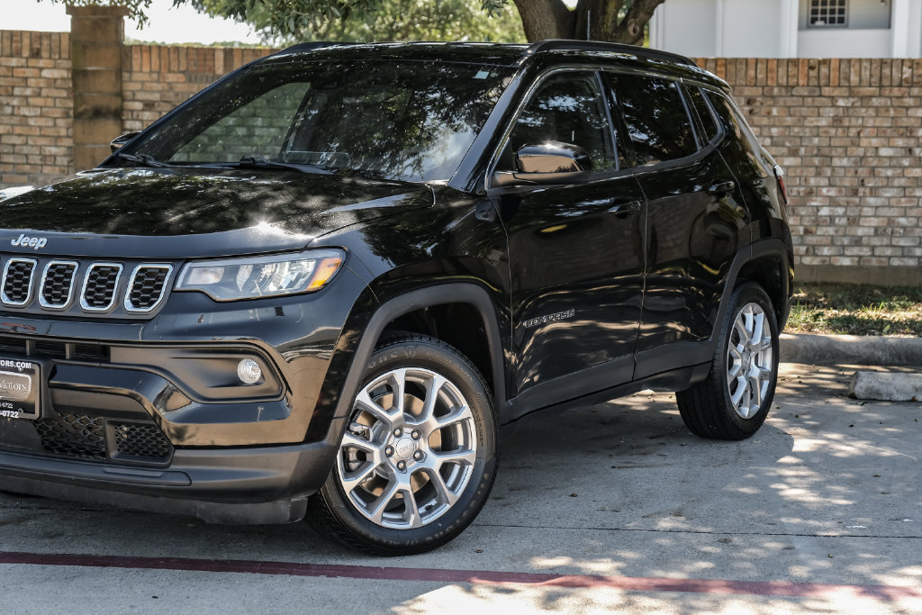 Used 2024 Jeep Compass Latitude AWD/4WD image 13