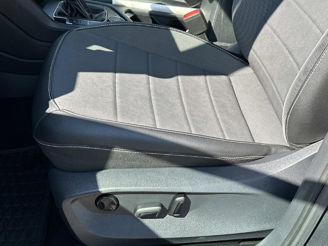 Used 2022 Volkswagen Taos SE w/ Panoramic Sunroof Package FWD image 20