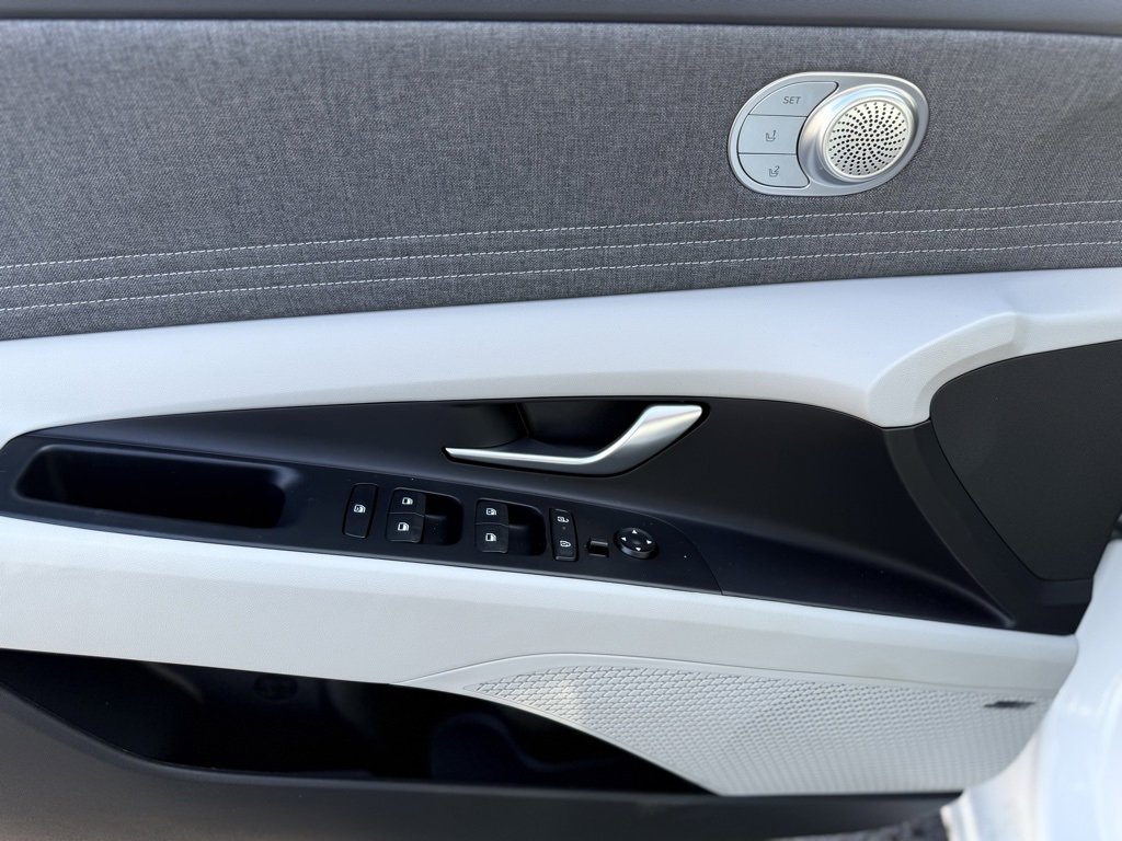 New 2025 Hyundai Elantra Limited image 22