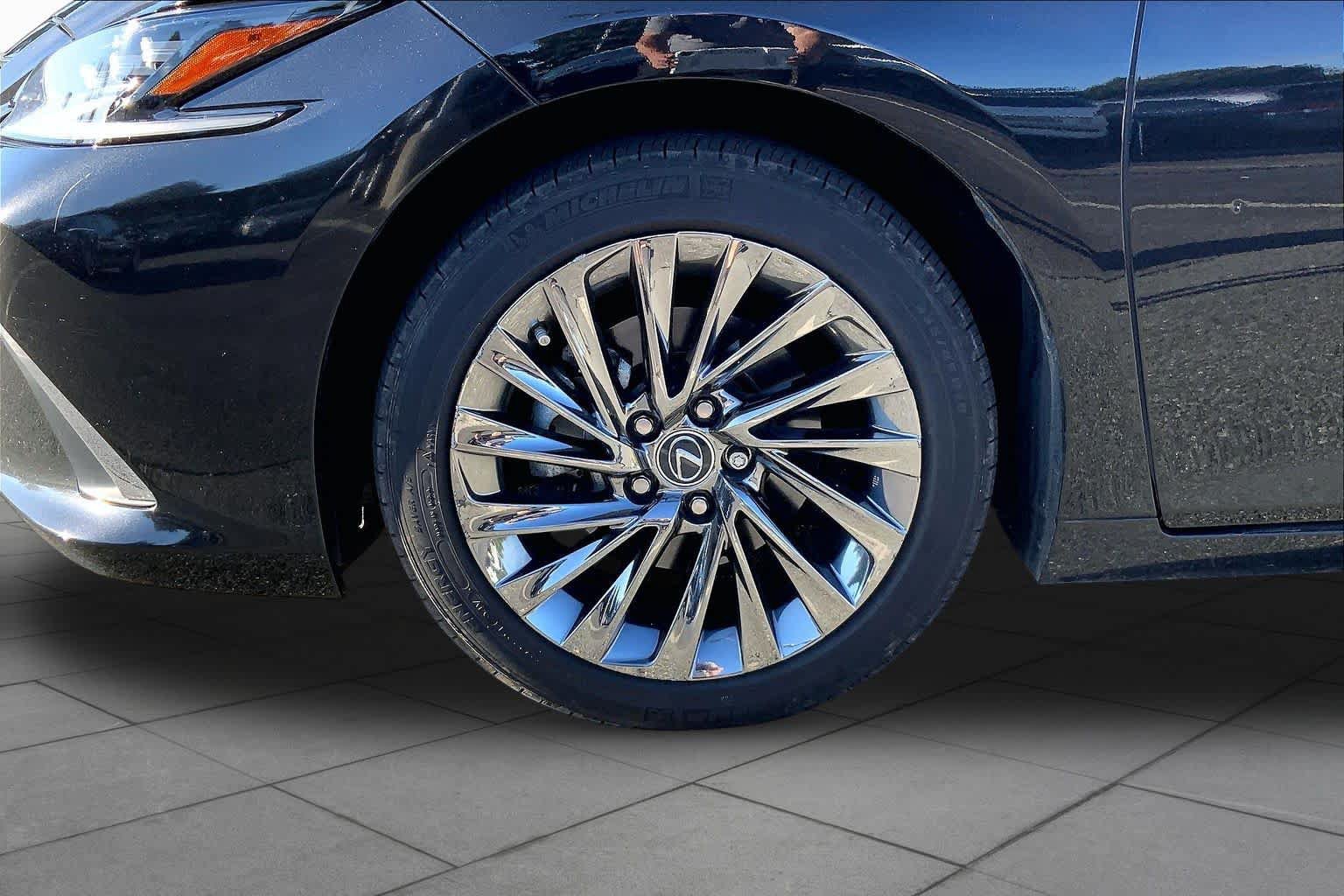 Used 2024 Lexus ES 350 Ultra Luxury w/ Accessory Package (Z2) FWD image 11
