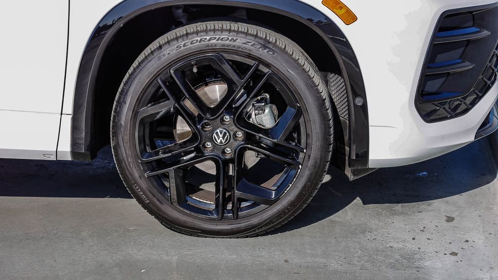 Used 2025 Volkswagen Tiguan SE R-Line image 10