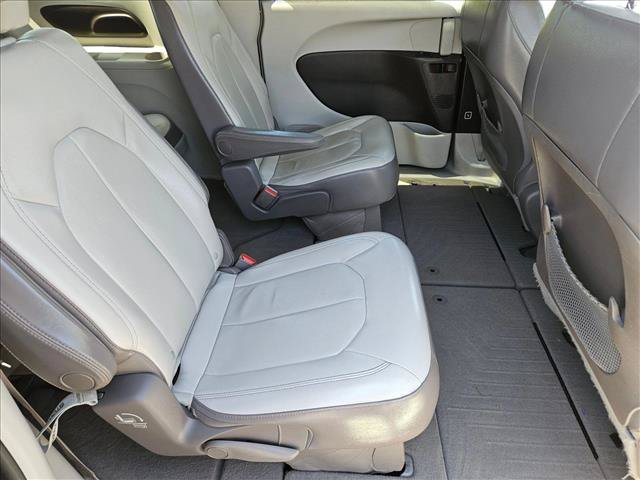 Used 2017 Chrysler Pacifica Touring-L FWD image 24