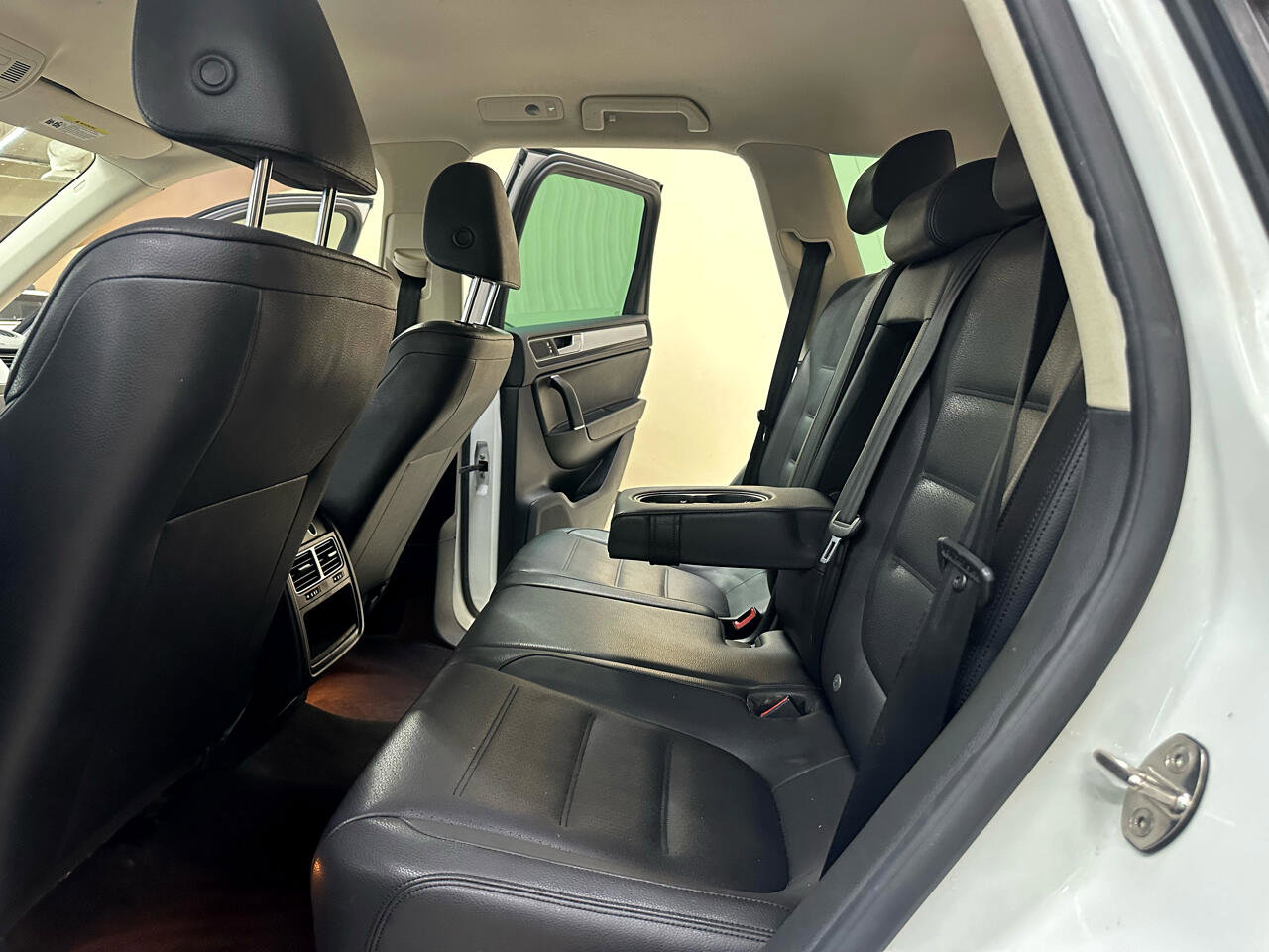 Used 2015 Volkswagen Touareg Sport image 28