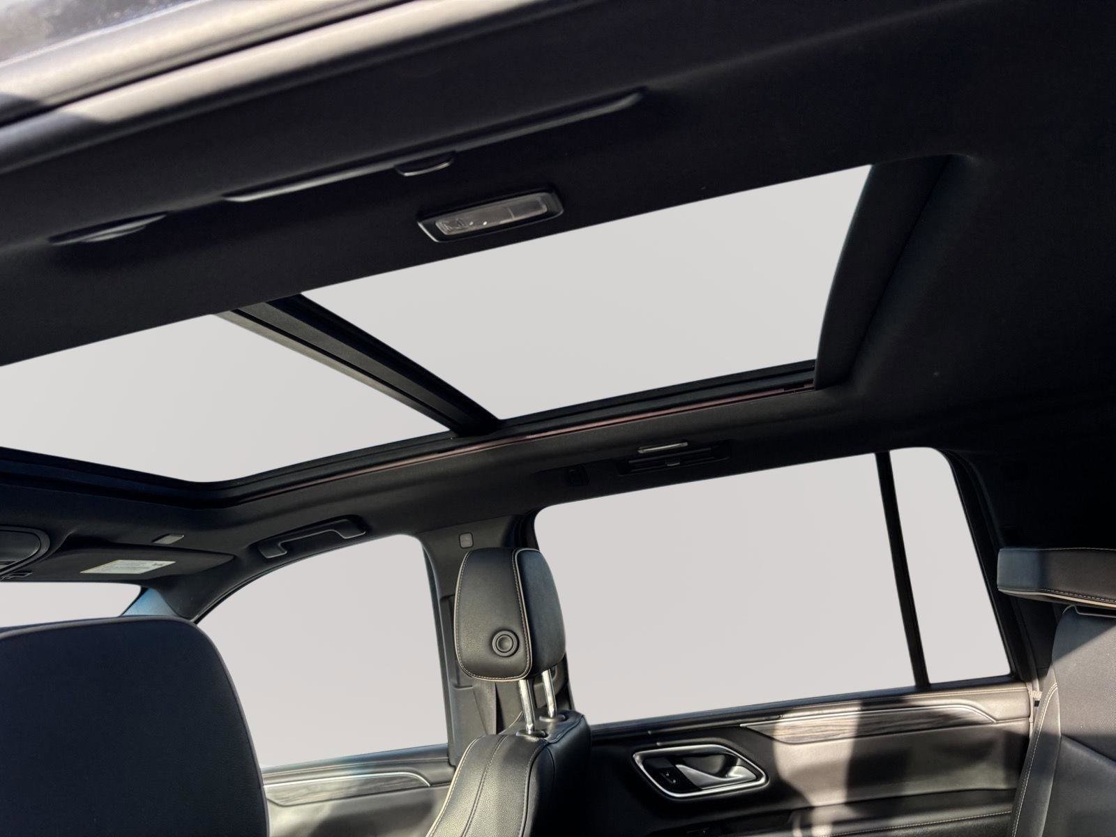 Used 2022 GMC Yukon XL SLT w/ SLT Premium Package image 15