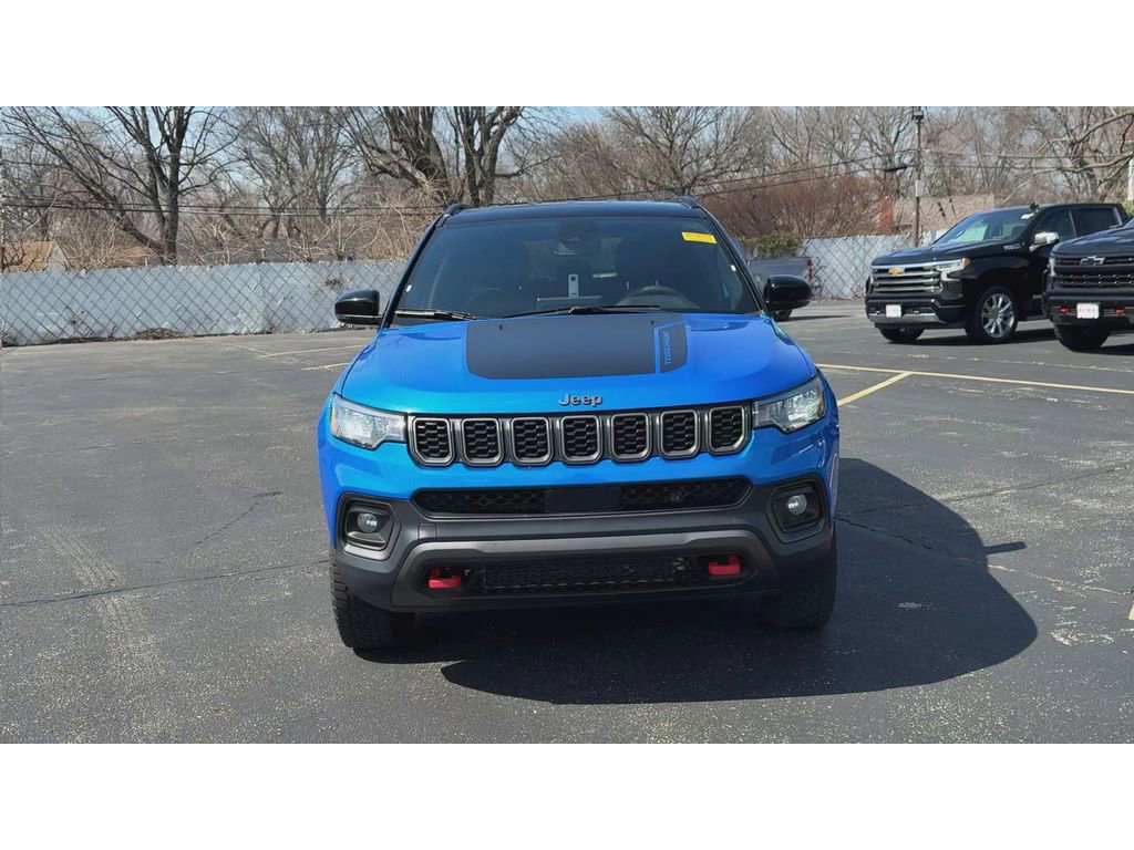 Used 2025 Jeep Compass Trailhawk image 3