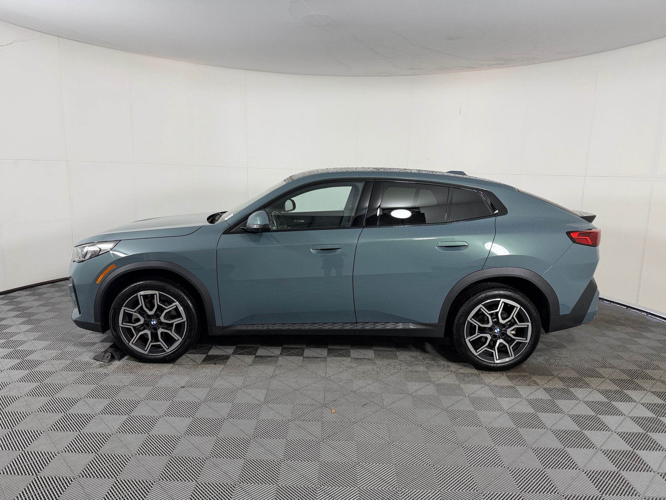 Used 2025 BMW X2 xDrive28i AWD/4WD image 2