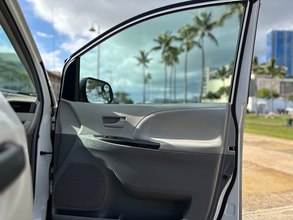 Used 2013 Toyota Sienna L FWD image 17