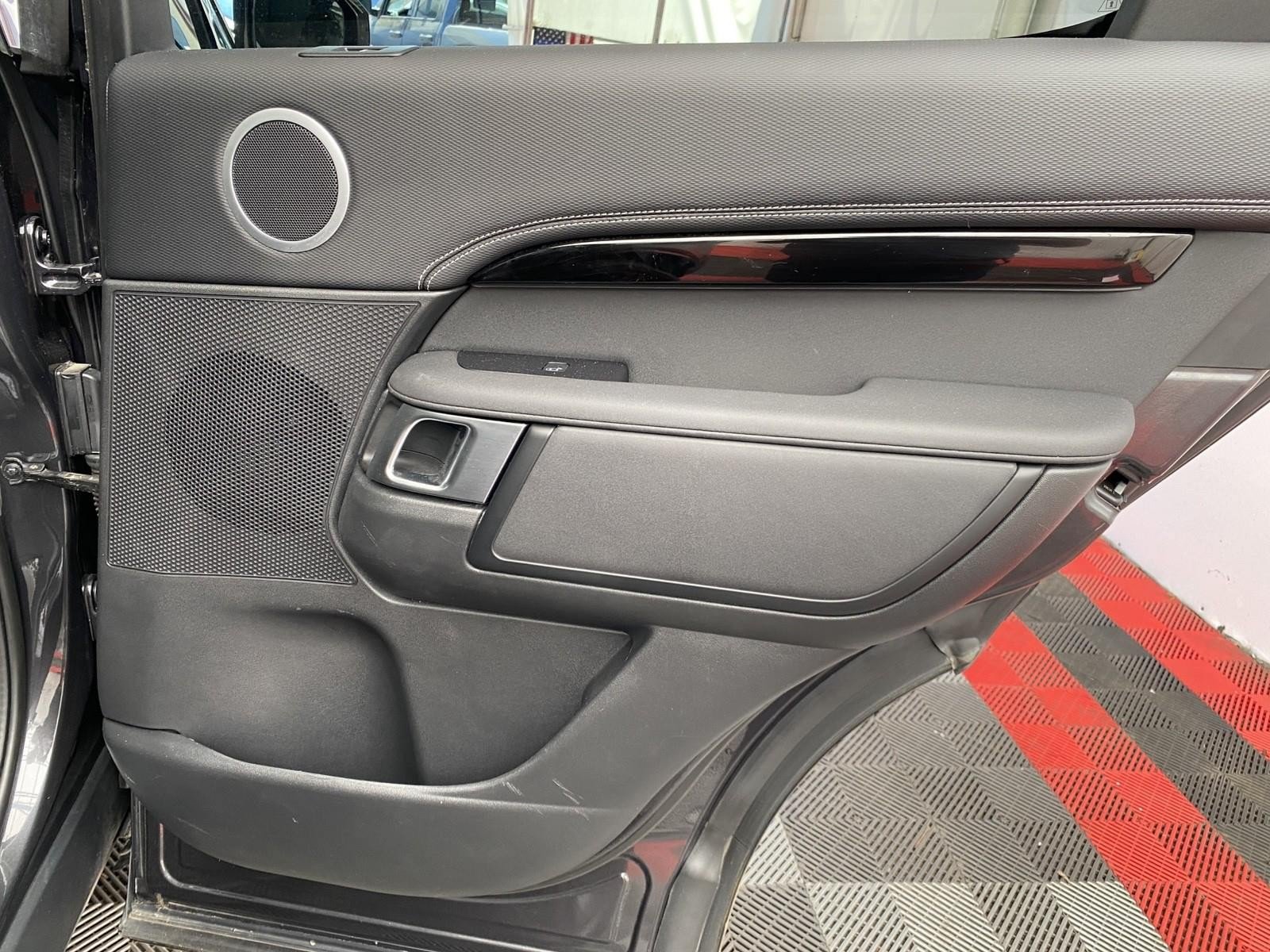 Used 2021 Land Rover Discovery HSE R-Dynamic AWD/4WD image 11