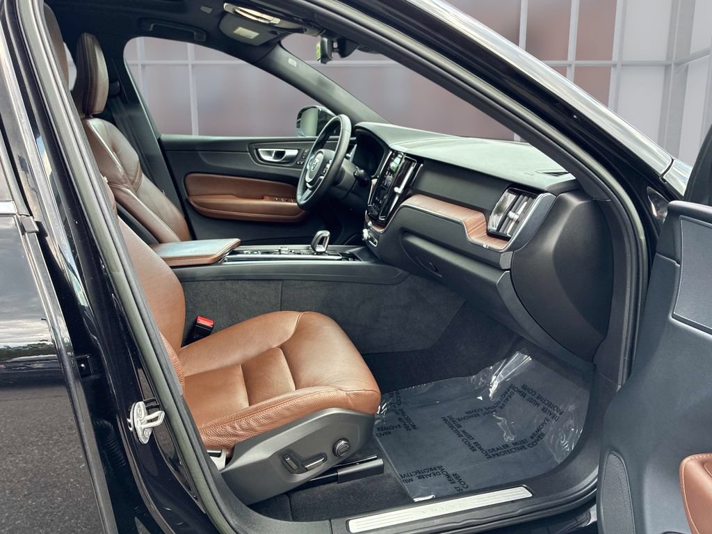 Used 2023 Volvo XC60 B5 Plus FWD image 19