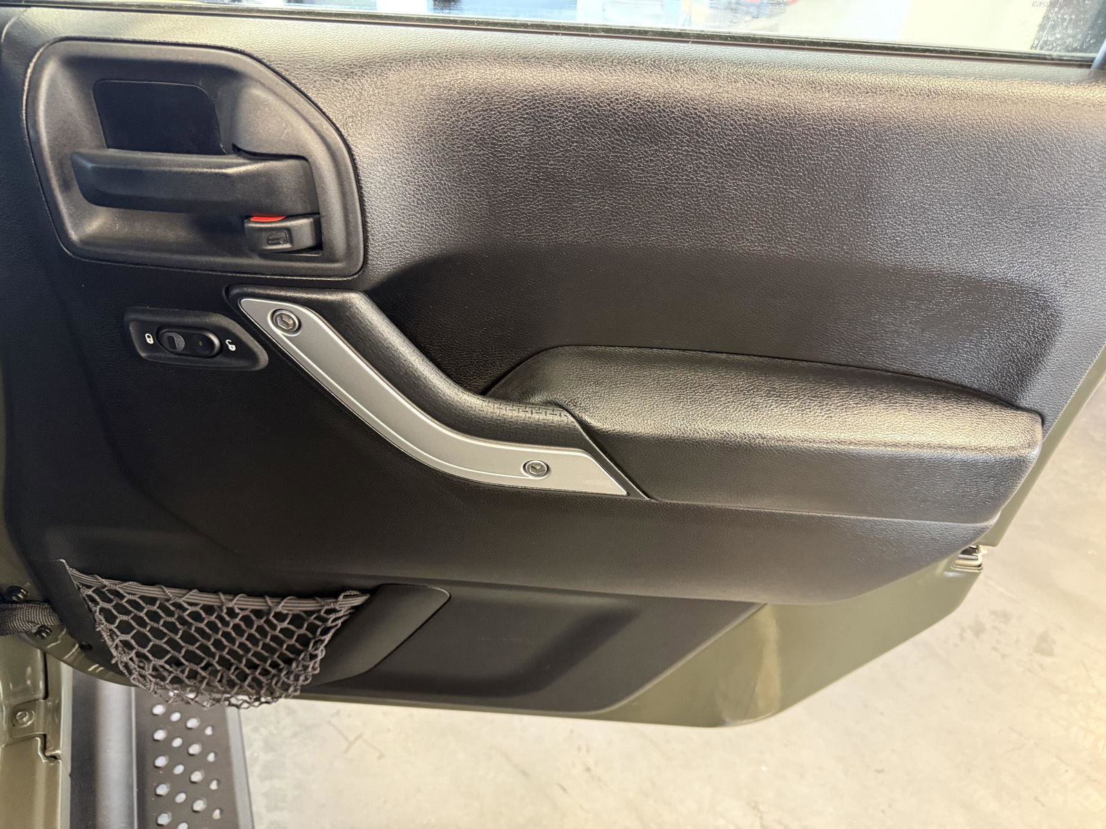 Used 2015 Jeep Wrangler Unlimited Rubicon w/ Connectivity Group image 24