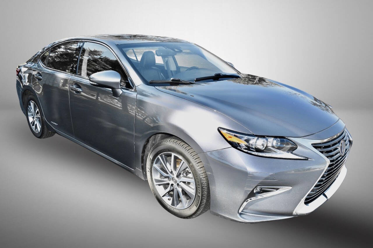 Used 2017 Lexus ES 300h w/ Luxury Package FWD image 9