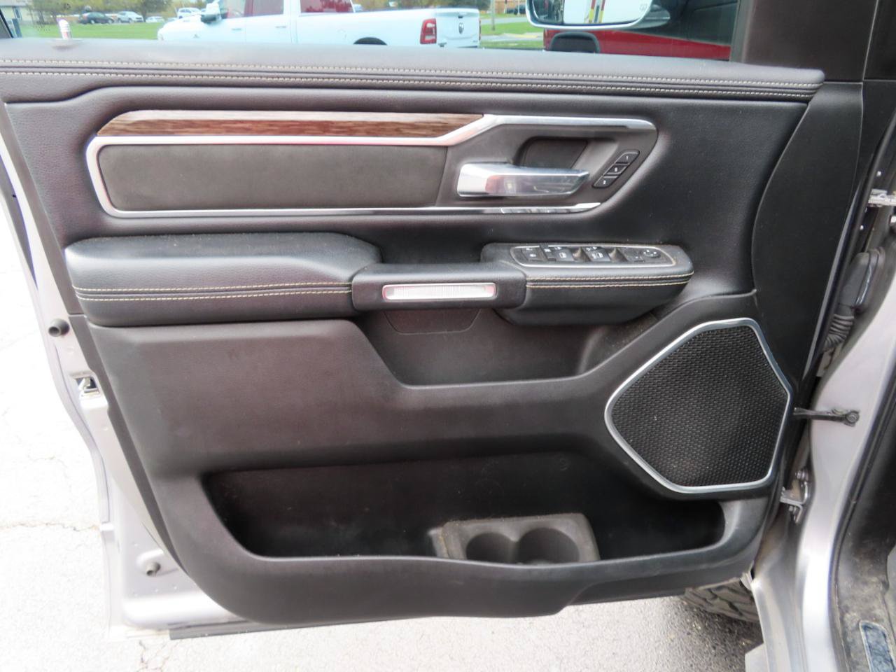 Used 2019 RAM 1500 Laramie AWD/4WD image 18