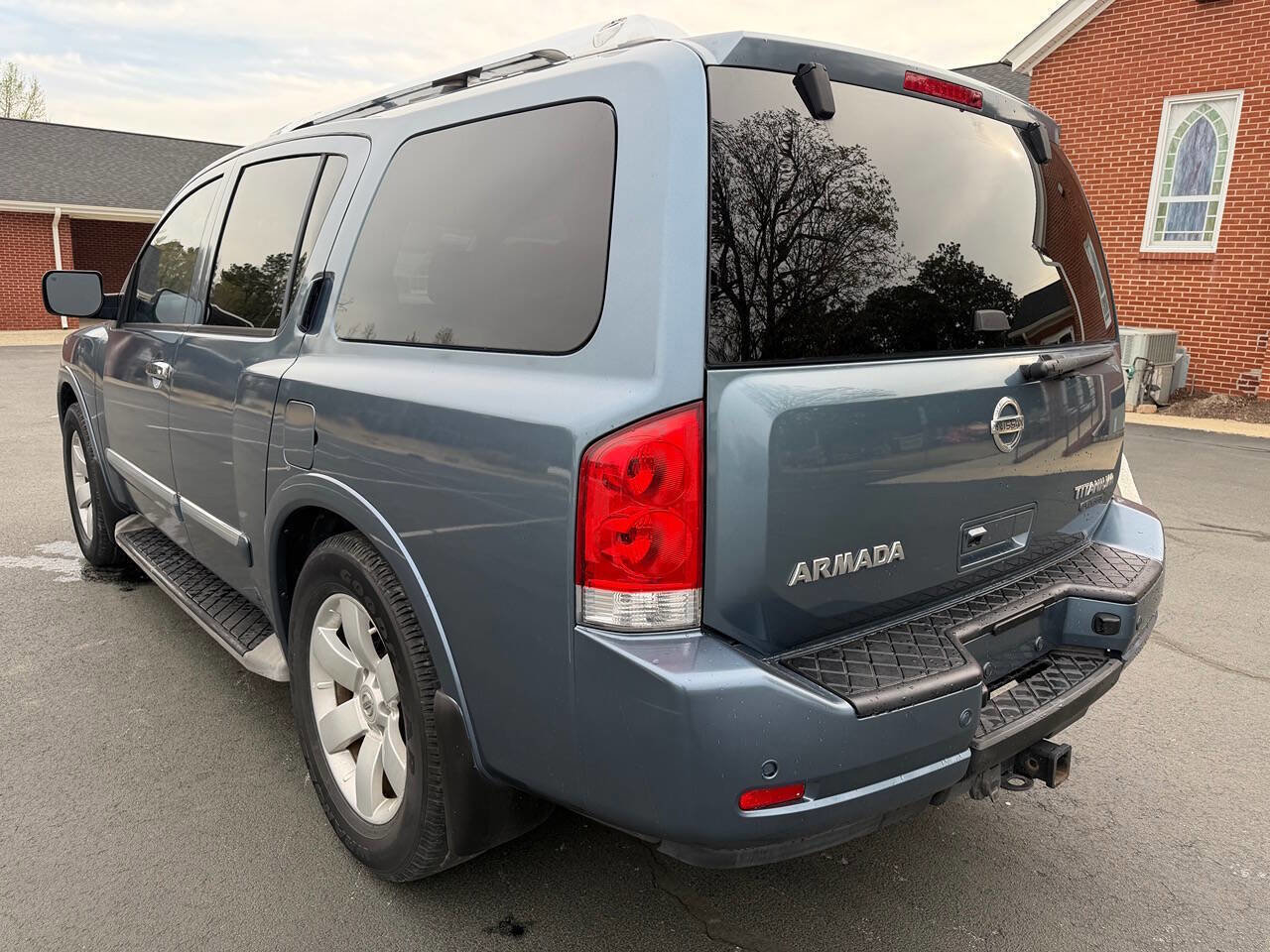Used 2010 Nissan Armada Titanium RWD image 5