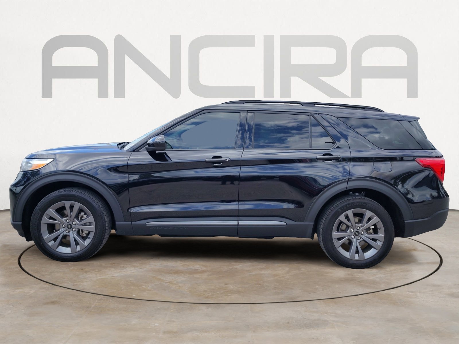 Used 2024 Ford Explorer XLT w/ Equipment Group 202A AWD/4WD image 11
