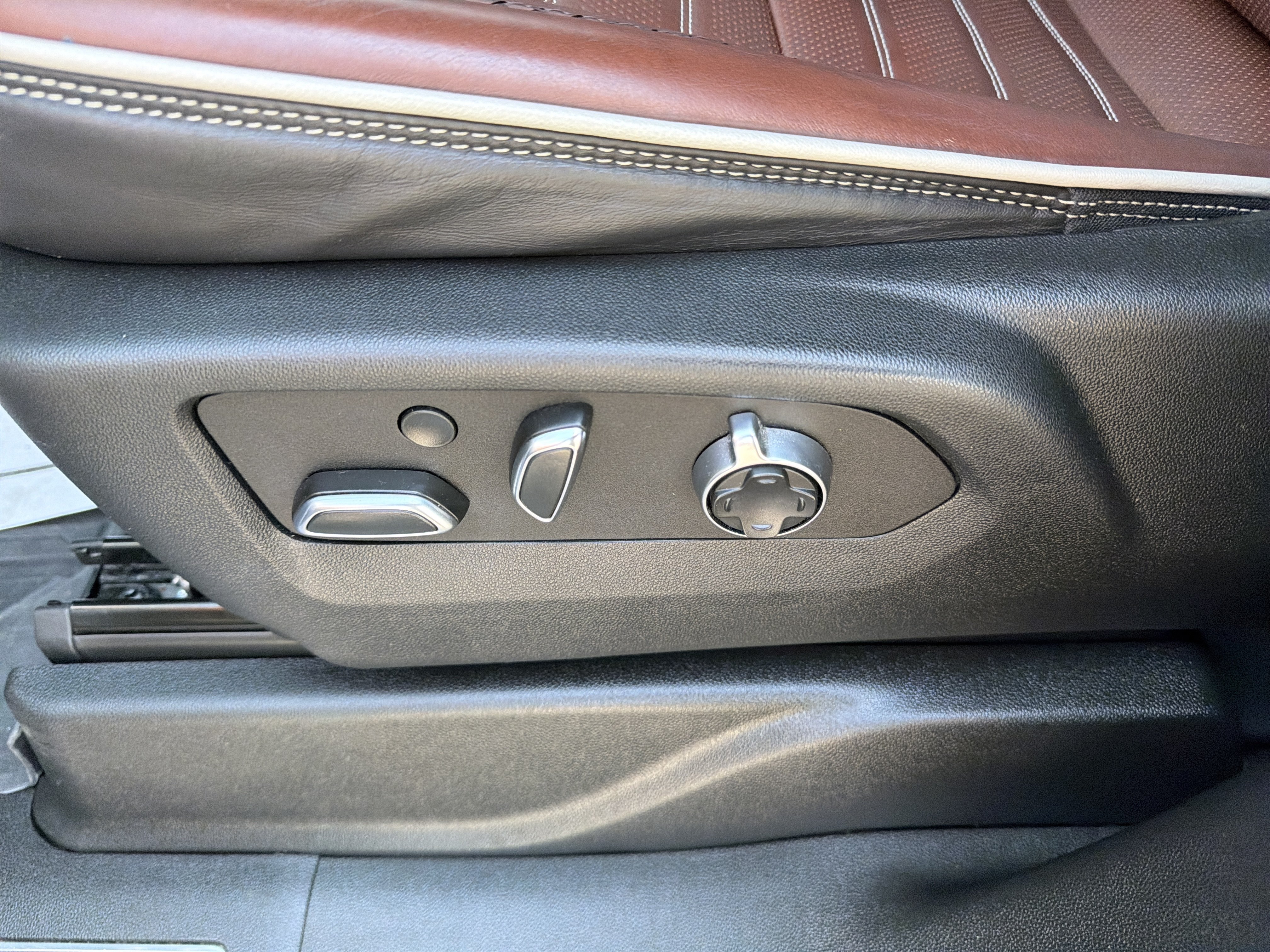 Used 2024 GMC Yukon Denali Ultimate AWD/4WD image 17