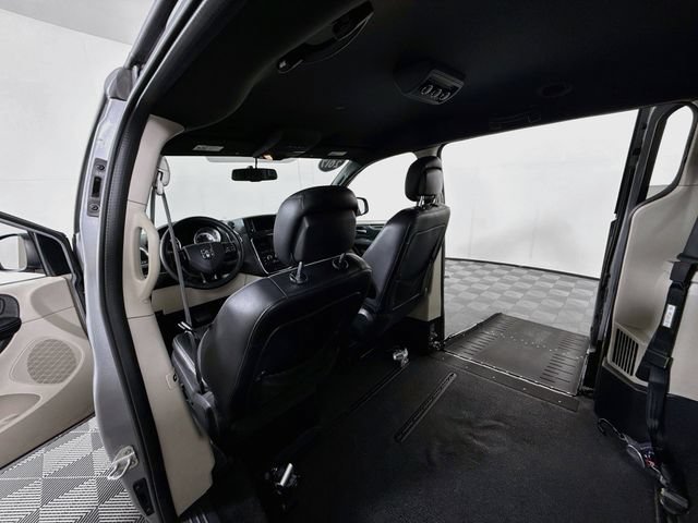 Used 2017 Dodge Grand Caravan SXT FWD image 10