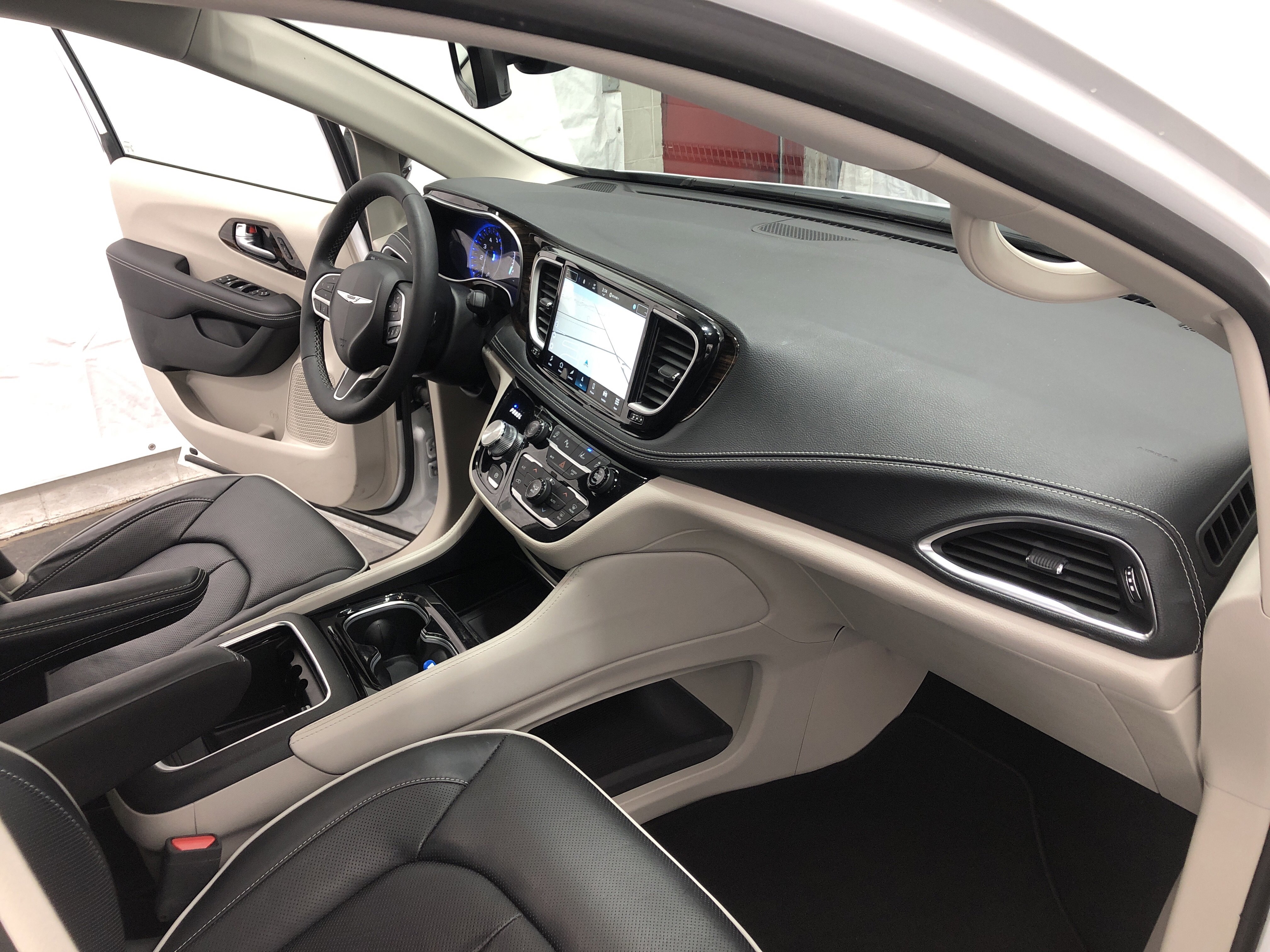Certified 2024 Chrysler Pacifica Limited FWD image 19