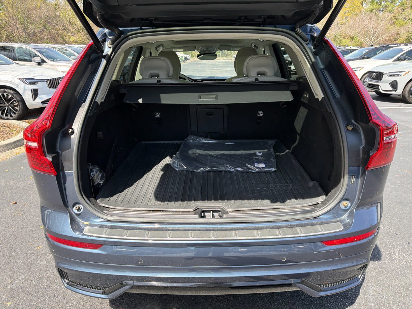 Used 2023 Volvo XC60 B5 Ultimate w/ Climate Package image 22