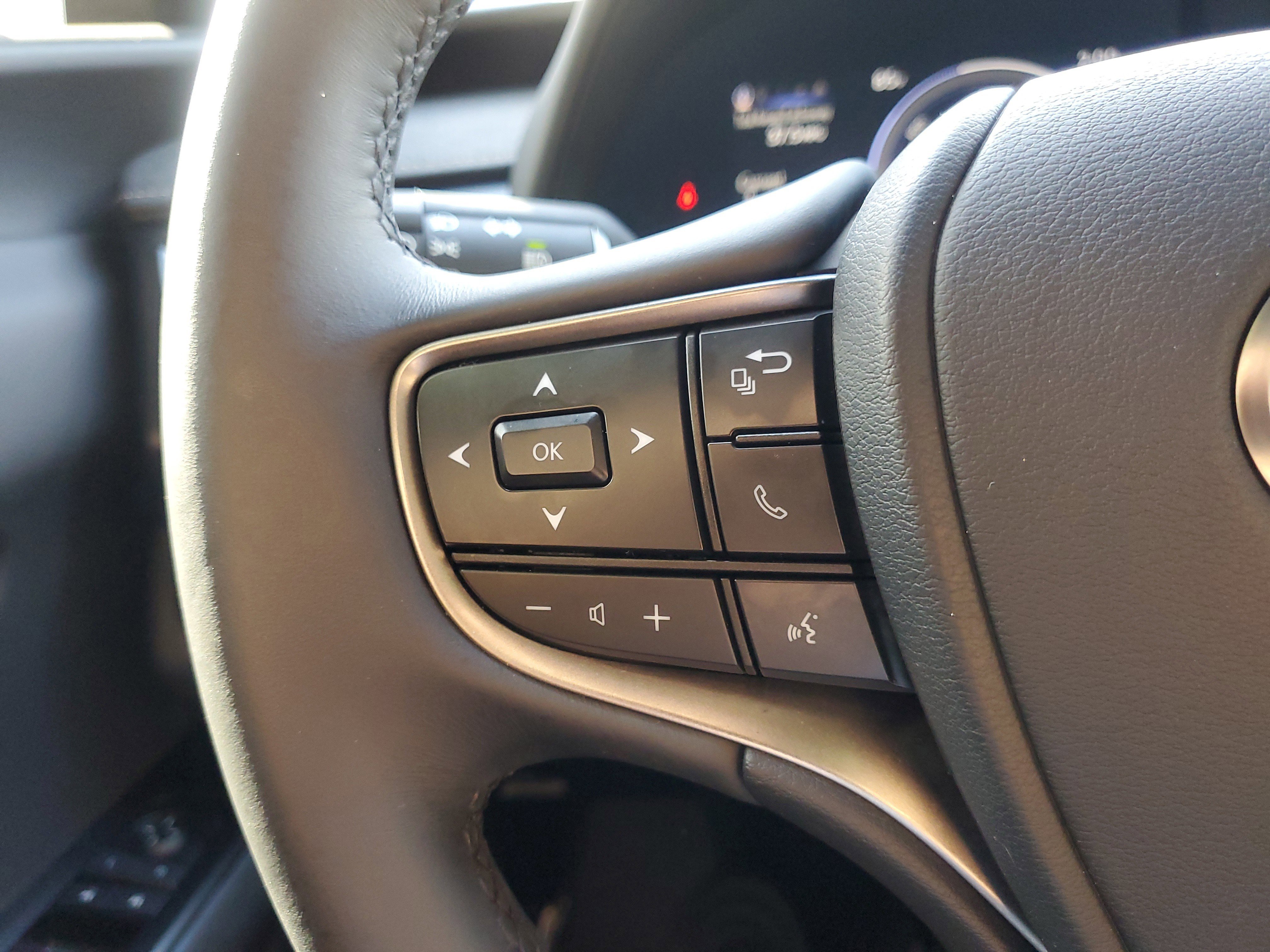 Used 2025 Lexus UX 300h FWD image 21