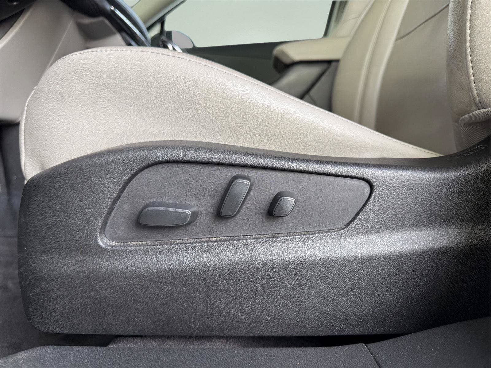 Used 2020 Cadillac XT4 Premium Luxury w/ Cold Weather Package FWD image 8