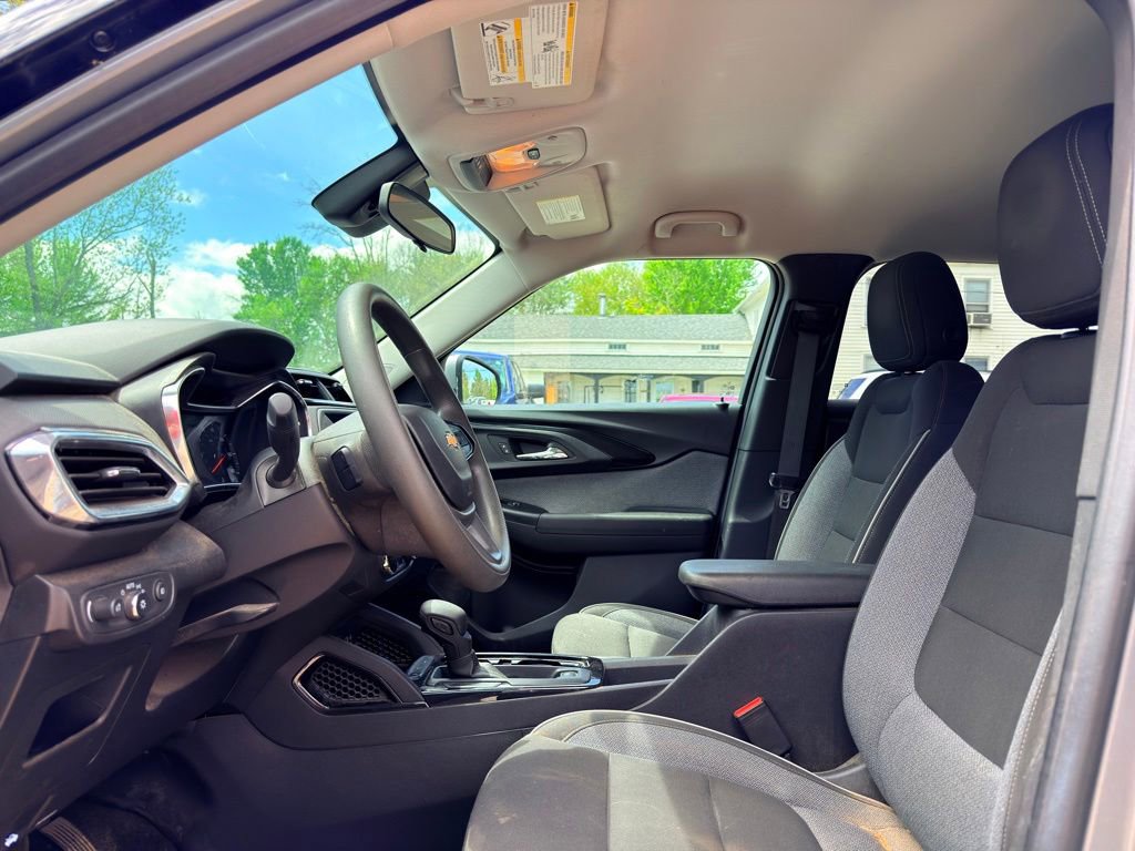 Used 2023 Chevrolet TrailBlazer LT FWD image 2