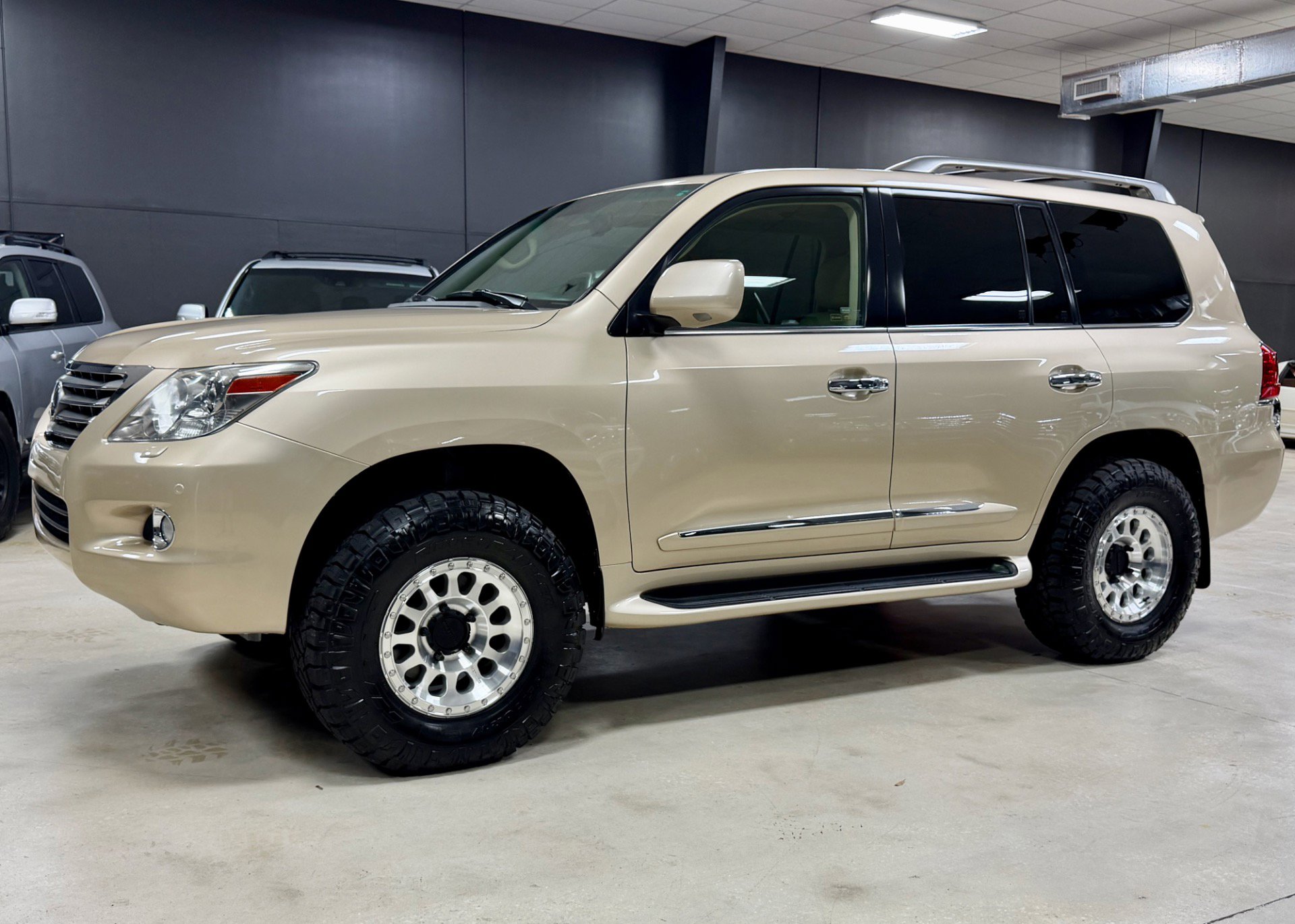 Used 2011 Lexus LX 570 4WD w/ Luxury Pkg w/Pre-crash image 1