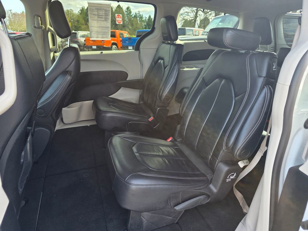 Used 2022 Chrysler Pacifica Touring-L image 11