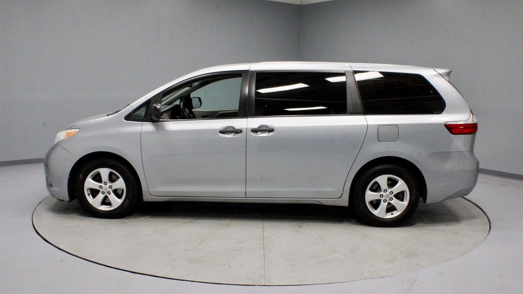 Used 2015 Toyota Sienna L image 6