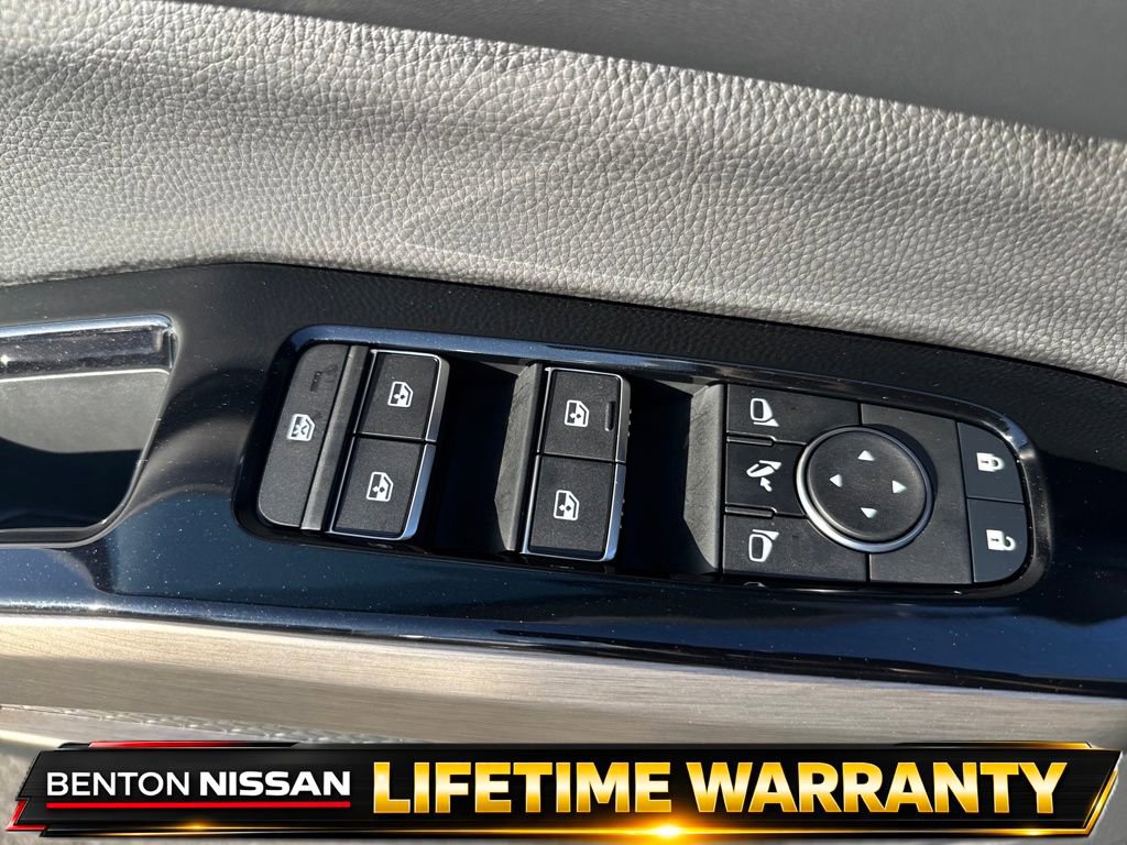 Used 2025 Nissan Pathfinder Platinum w/ Black Appearance Package image 12