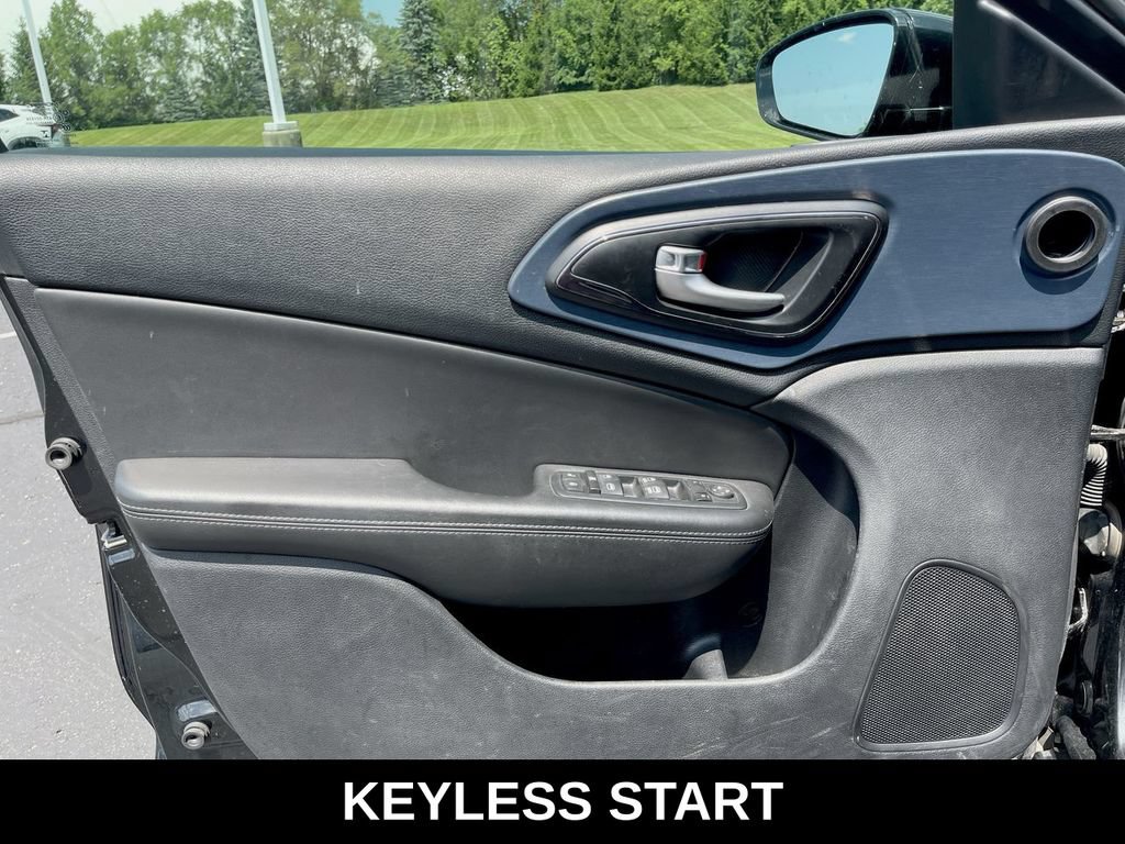 Used 2016 Chrysler 200 S AWD/4WD image 13