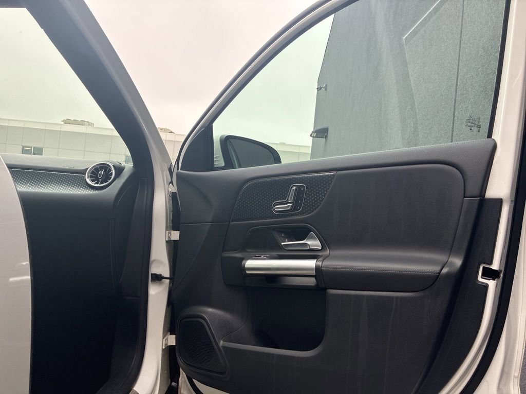 Used 2025 Mercedes-Benz GLA 250 4MATIC image 9