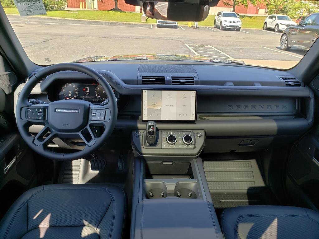New 2025 Land Rover Defender 130 X-Dynamic SE image 13