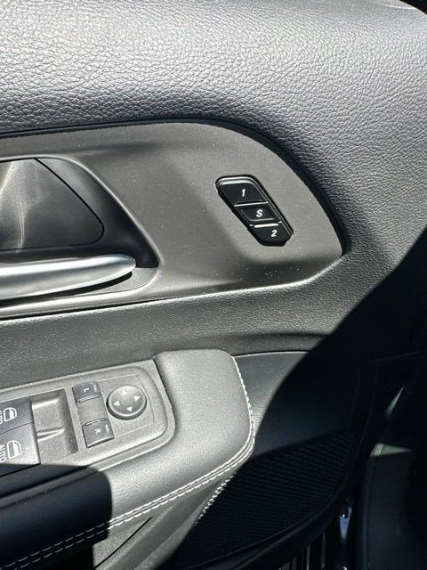 Used 2025 Chrysler Pacifica Select FWD image 9