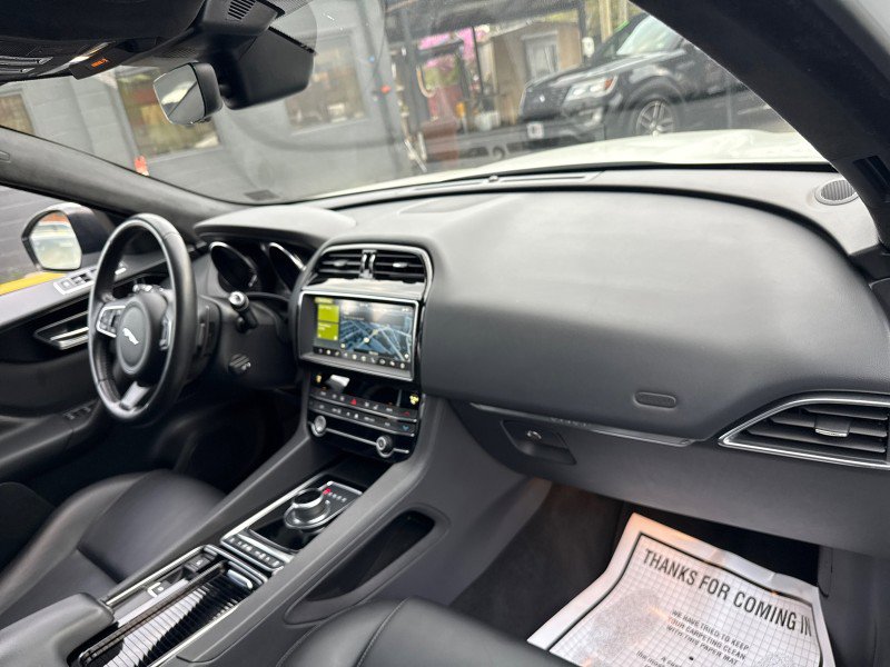 Used 2020 Jaguar F-PACE Premium image 27