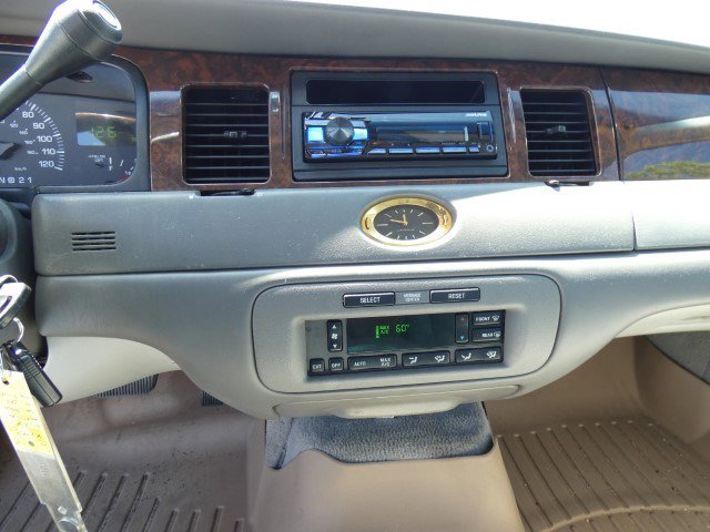 Used 2001 Lincoln Town Car Cartier image 12