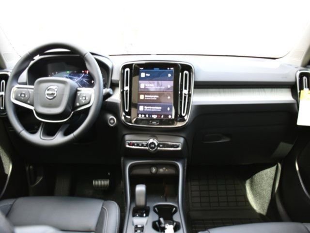 New 2025 Volvo XC40 B5 Core w/ Protection Package Premier image 18