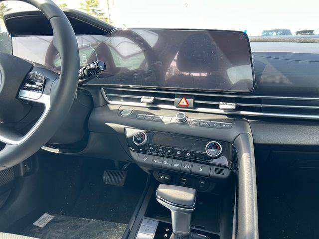 New 2026 Hyundai Elantra Limited FWD image 17