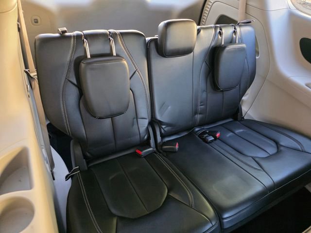 Used 2023 Chrysler Pacifica Touring-L image 19