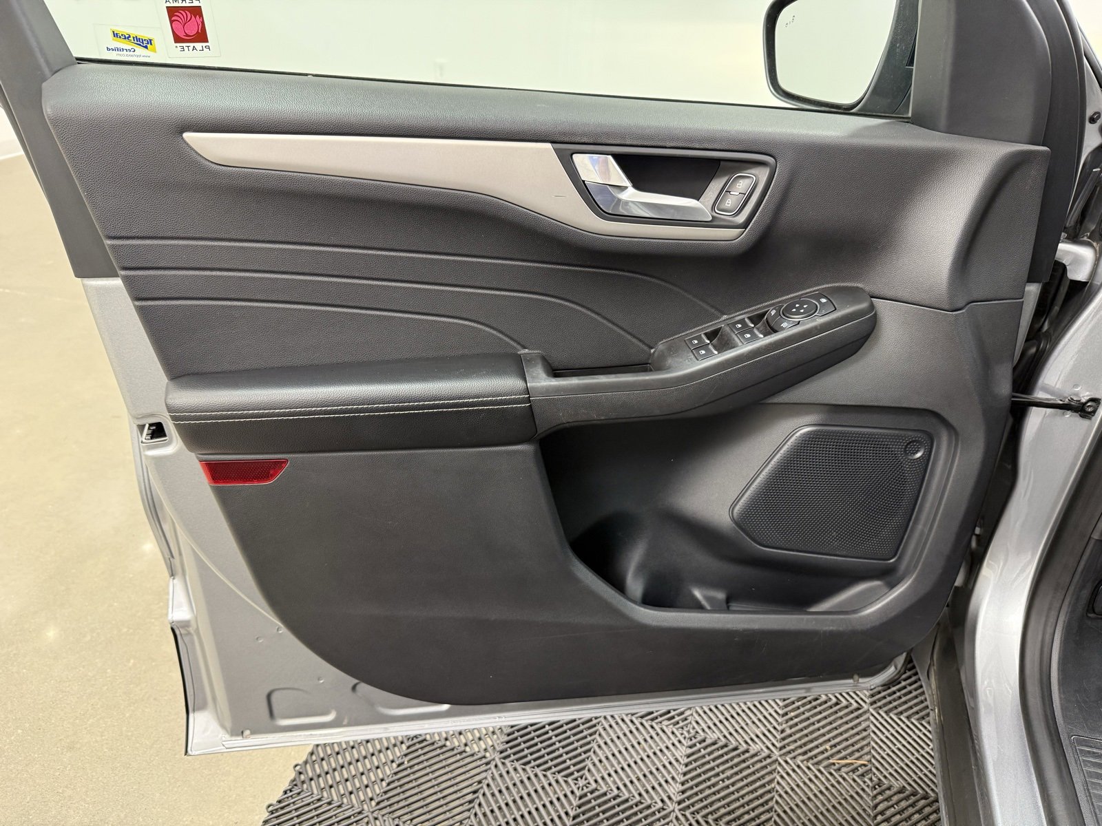 Used 2021 Ford Escape SE w/ SE Sport Appearance Package image 10