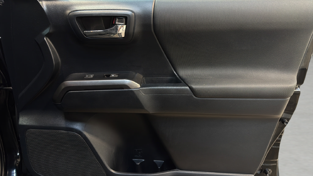 Used 2019 Toyota Tacoma SR5 AWD/4WD image 8