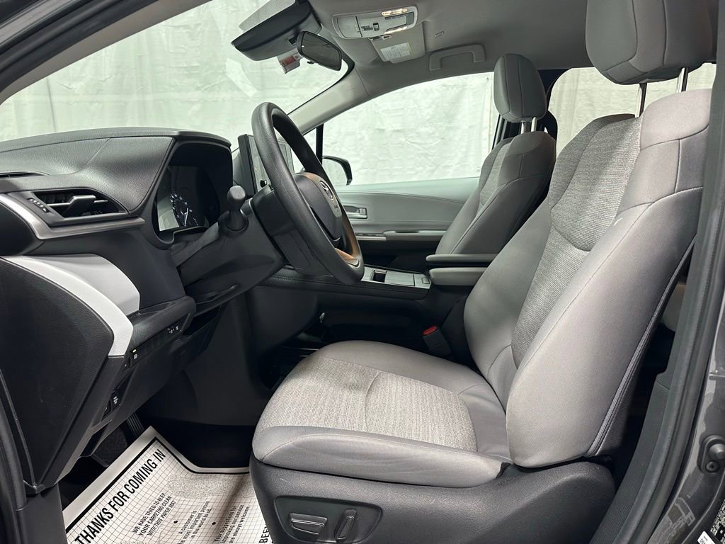 Used 2025 Toyota Sienna LE image 14