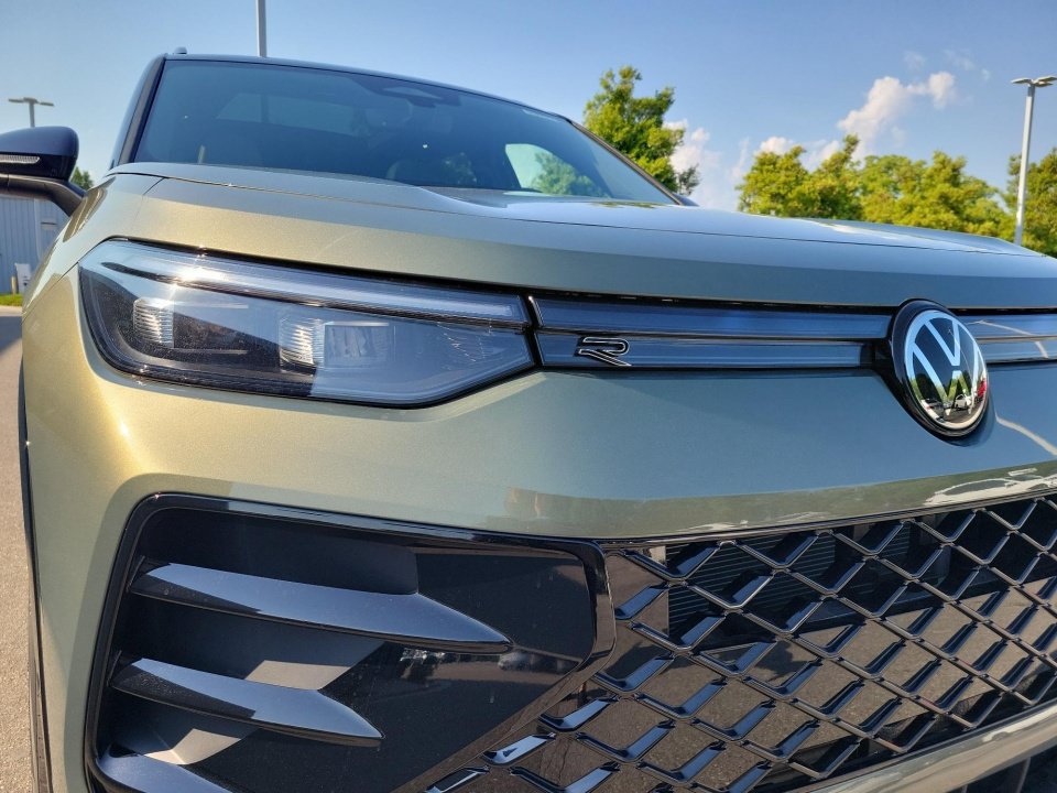 New 2026 Volkswagen Tiguan SE R-Line FWD image 24