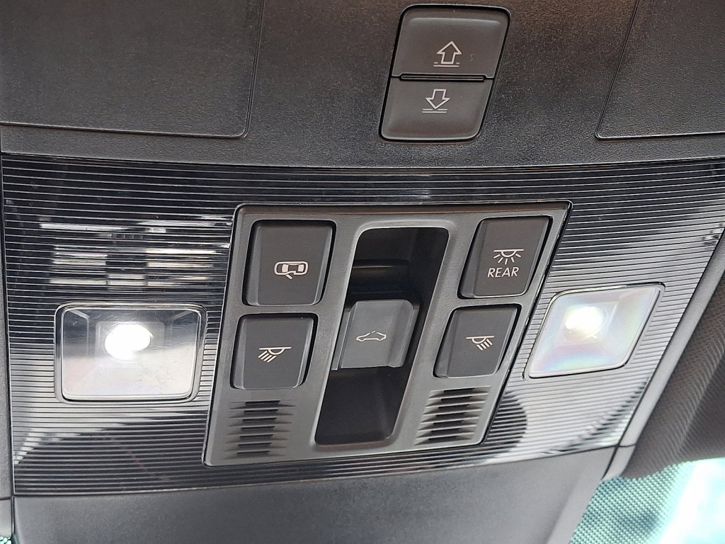Used 2022 Volkswagen Tiguan SE R-Line image 32