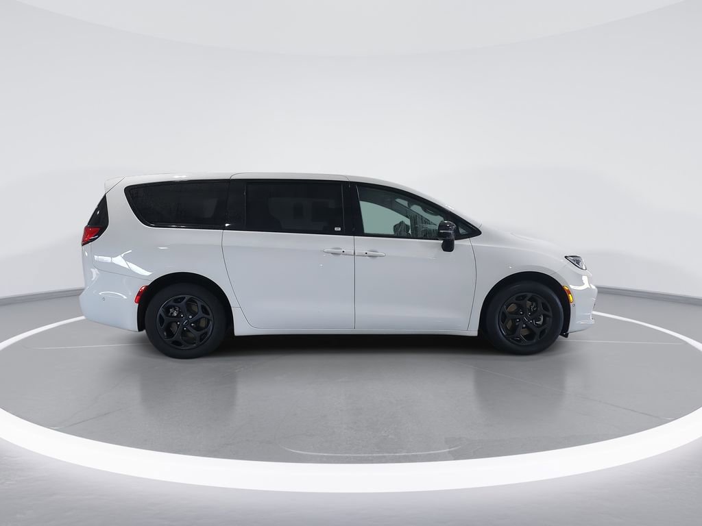 Used 2024 Chrysler Pacifica Select image 9