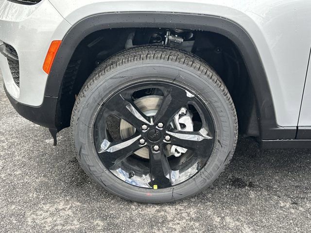 New 2025 Jeep Grand Cherokee Altitude image 13